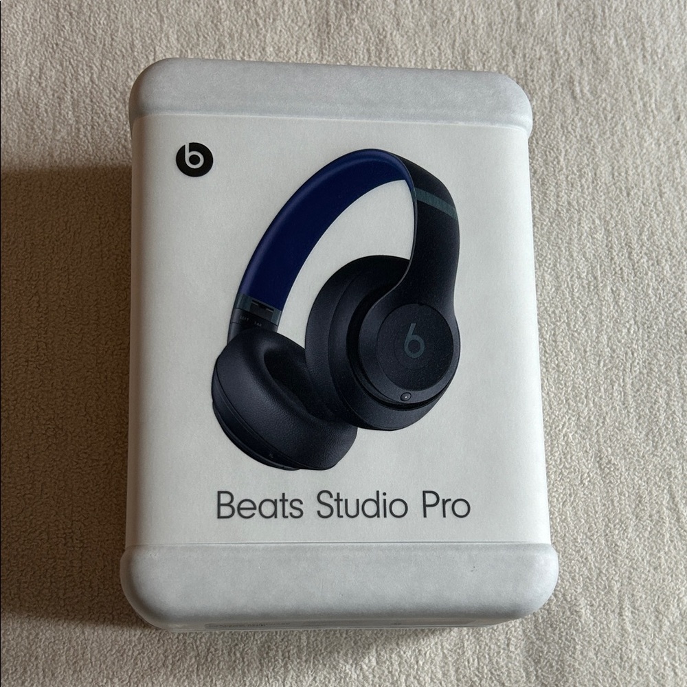 Beats Studio Pro in navy